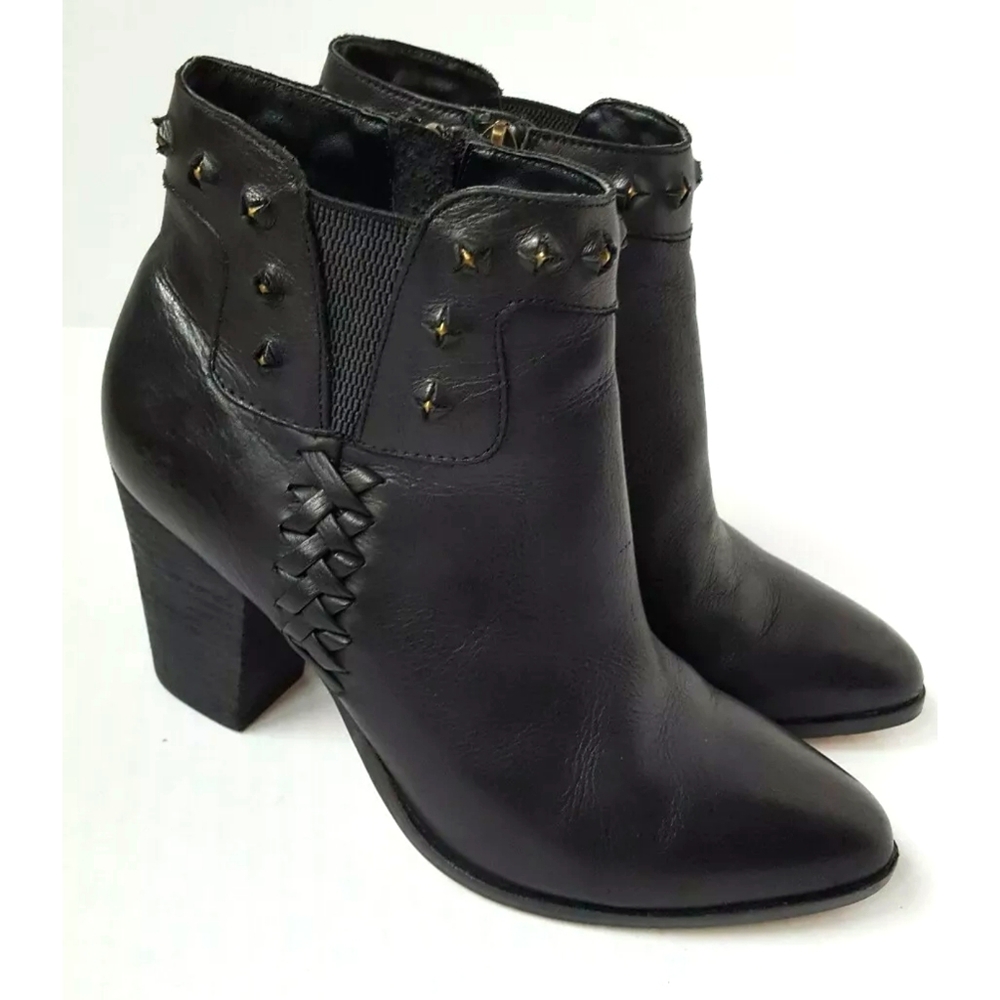 DV Dolce Vita Black Leather Western ankle boot 7